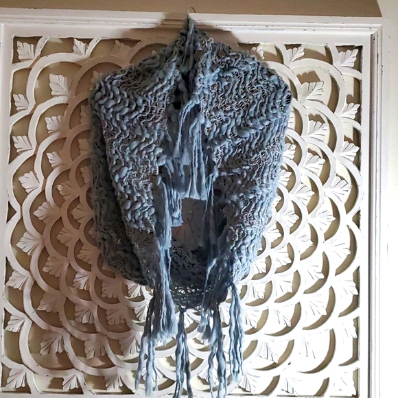 Chunky Ice Blue and Gold Knit Infinity Scarf with Fringe or Tassels nwot - Picture 1 of 8